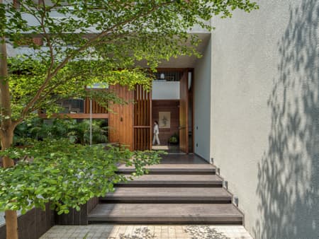 The House of Parallel Walls